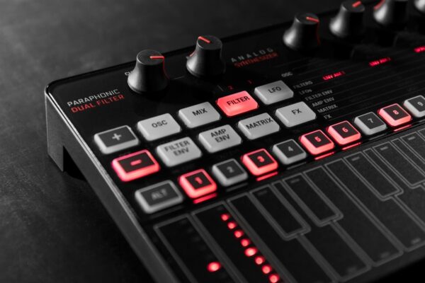 IK Multimedia UNO Synth Pro