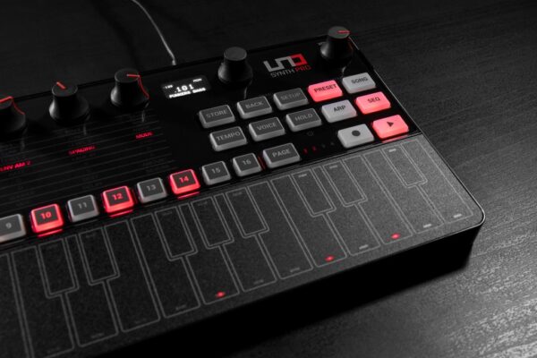 IK Multimedia UNO Synth Pro