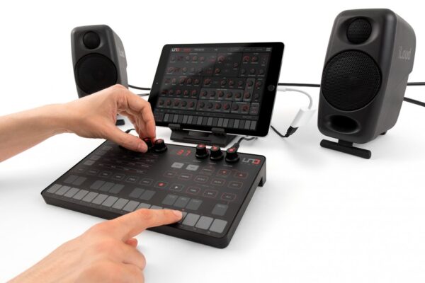 IK Multimedia UNO Synth